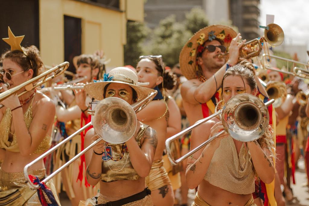 Un montage vidéo de la fête de la musique.